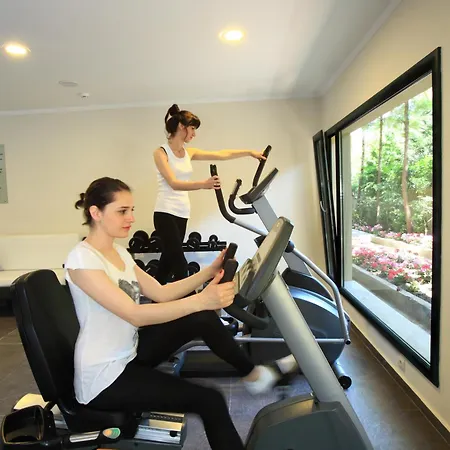 ホテル Zeytinada トルバ