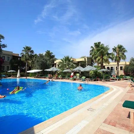 ホテル Zeytinada トルバ