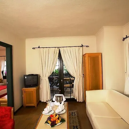 Zeytinada ホテル トルバ