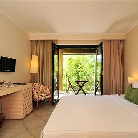 ホテル Zeytinada トルバ